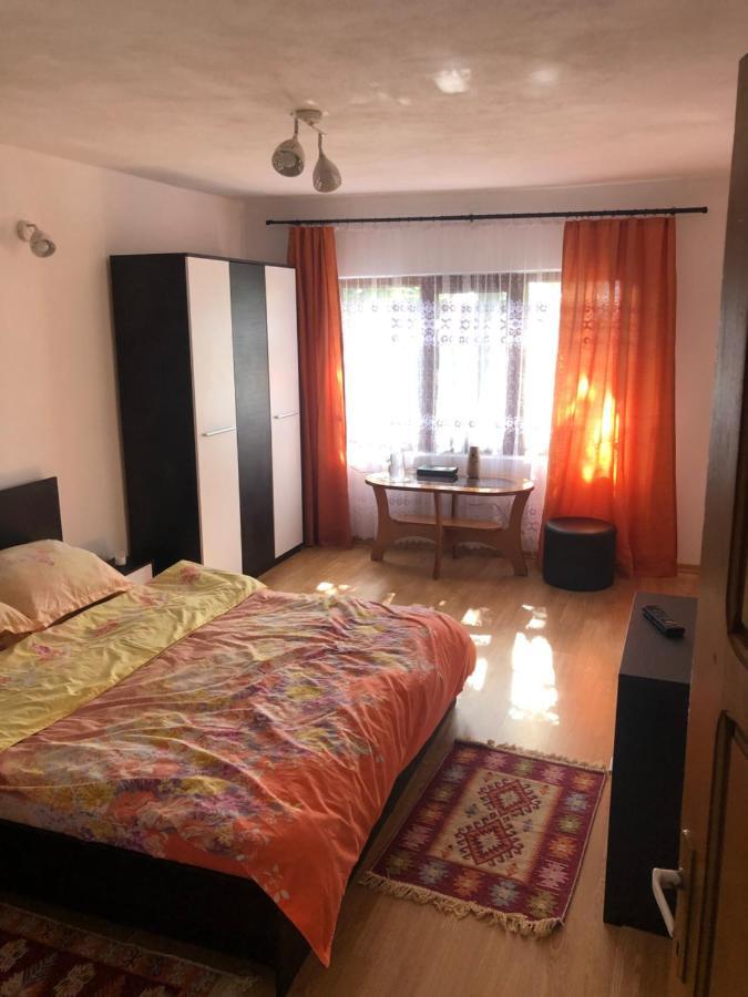 Casuta Bunicilor Isverna Hotel Ngoại thất bức ảnh